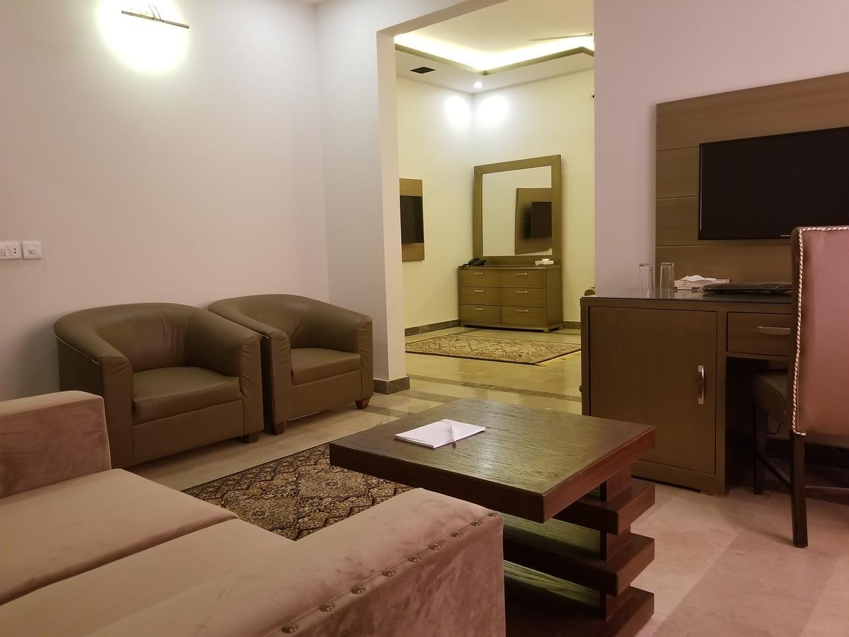 Zifan Hotel & Suites Karaçi Dış mekan fotoğraf